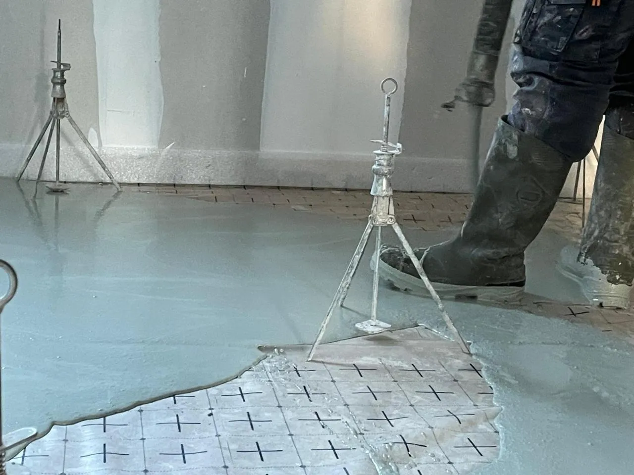 Chape anhydrite sur plancher chauffant — surface parfaitement plane