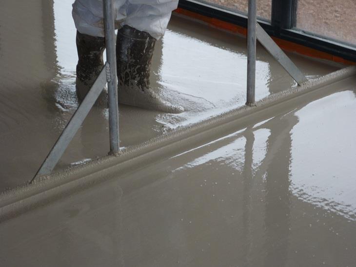 Coulage chape liquide par tuyau — chantier Top'Isol en PACA