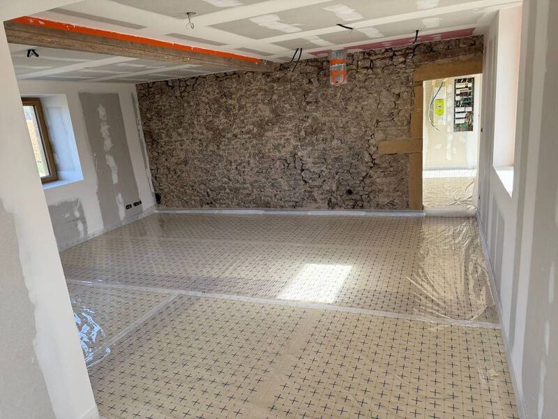 Chantier de chape liquide en préparation — plancher chauffant et mur en pierre, Euro Chape Fluide PACA
