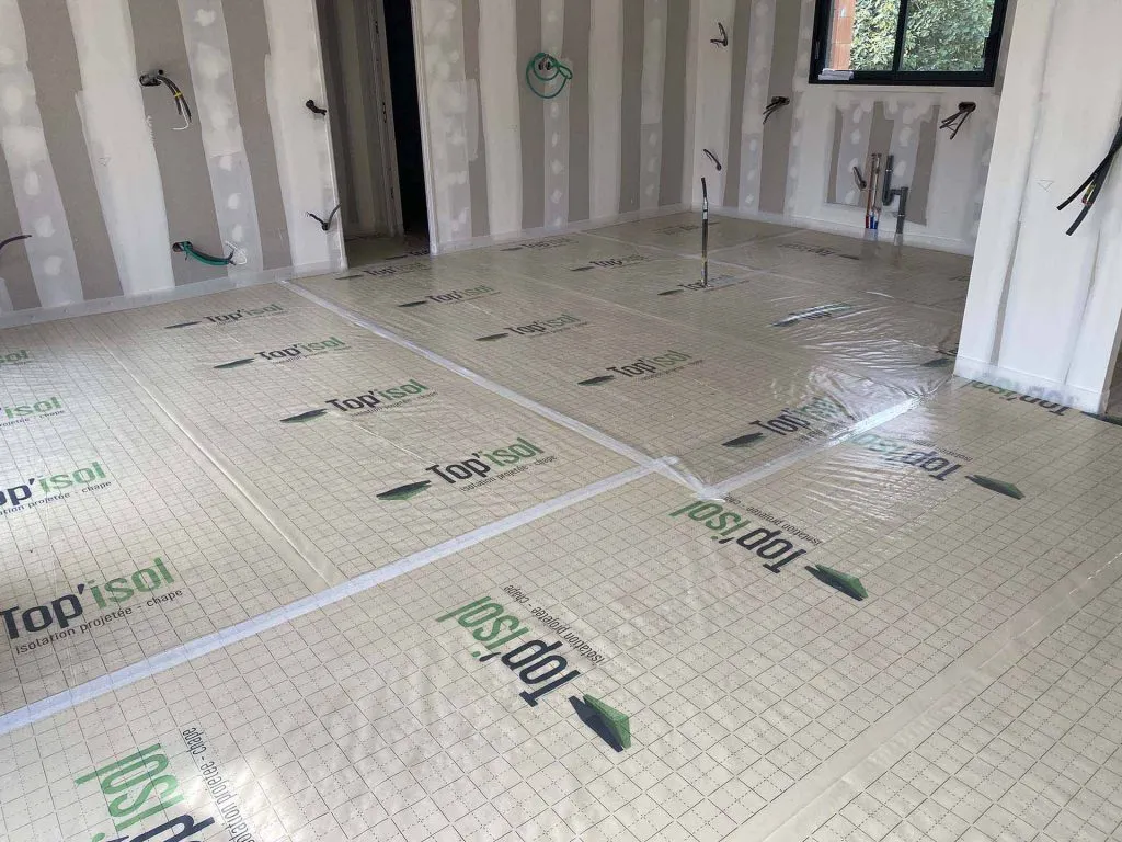 Chantier isolation sol — mousse polyuréthane fraîchement projetée