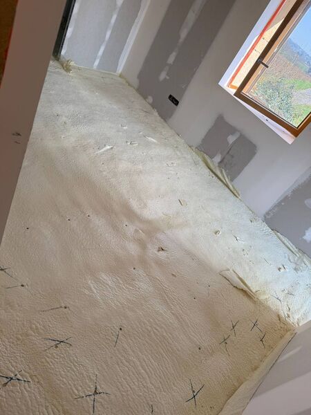 Sol isolé à la mousse polyuréthane — résultat final avant chape