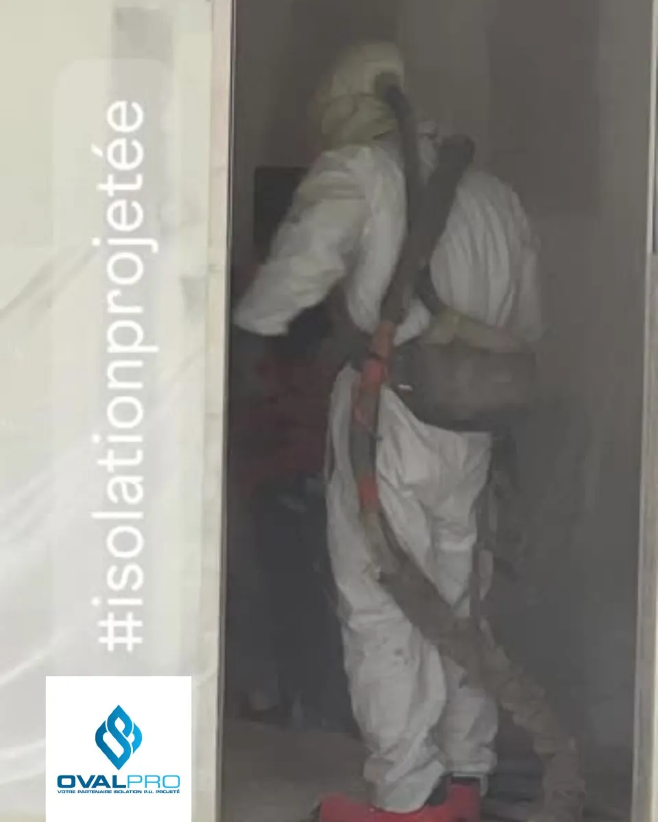 Isolation projetée polyuréthane — chantier en cours de réalisation